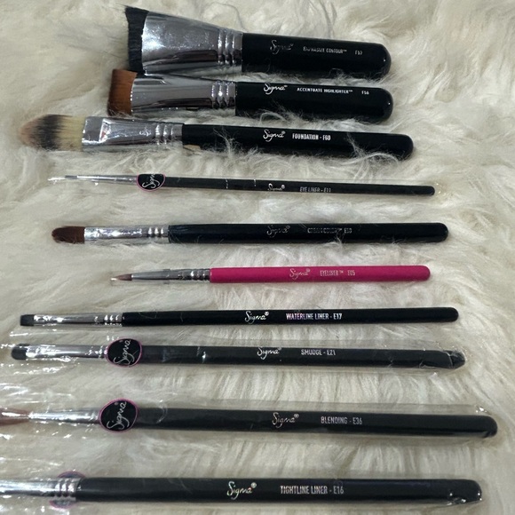 Sigma Beauty Brushes and Two Cases - Picture 7 of 16